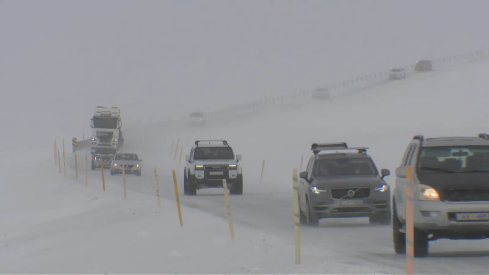 Snjóflóð, ófærð og erfið akstursskilyrði í norðaustan hríðarveðri