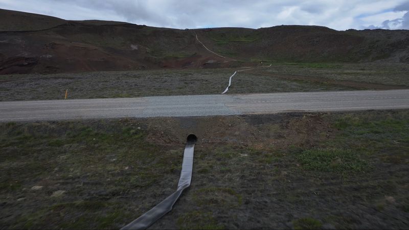 Von den Verteidigungsanlagen fällt die Landschaft nach Svartsengi ab. Die Wasserleitung verläuft entlang Sylingarfell.