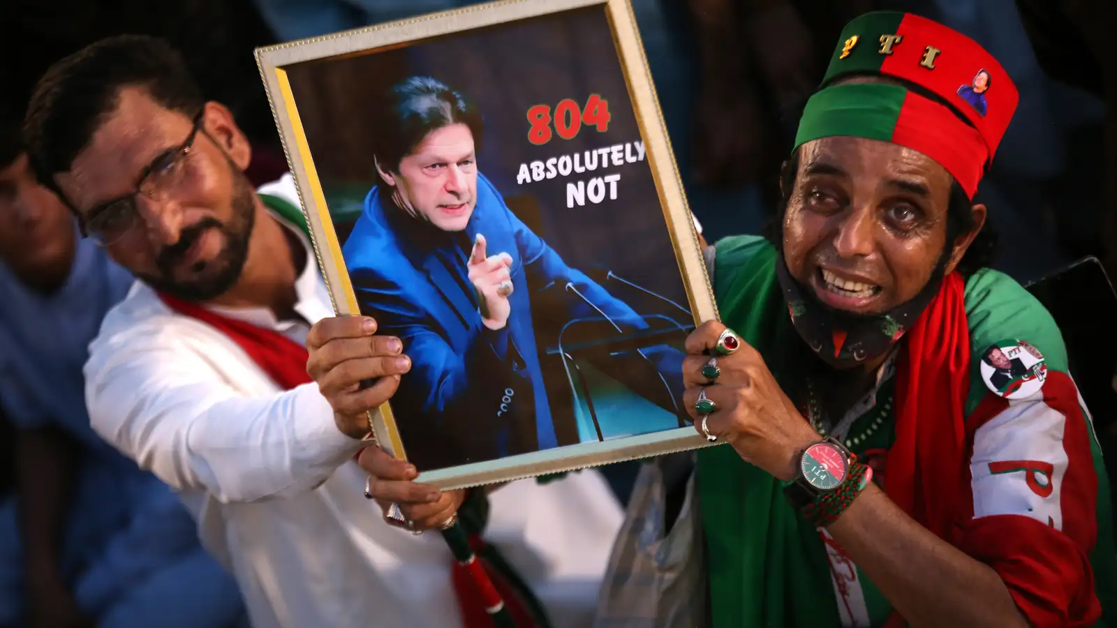 Imran Khan fluttur úr fangelsi á sjúkrahús