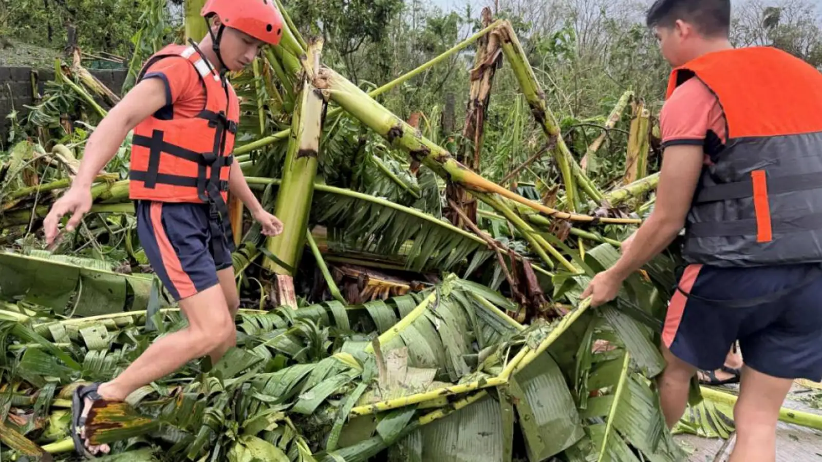 Tveir látnir af völdum ofurfellibylsins Fung-wong