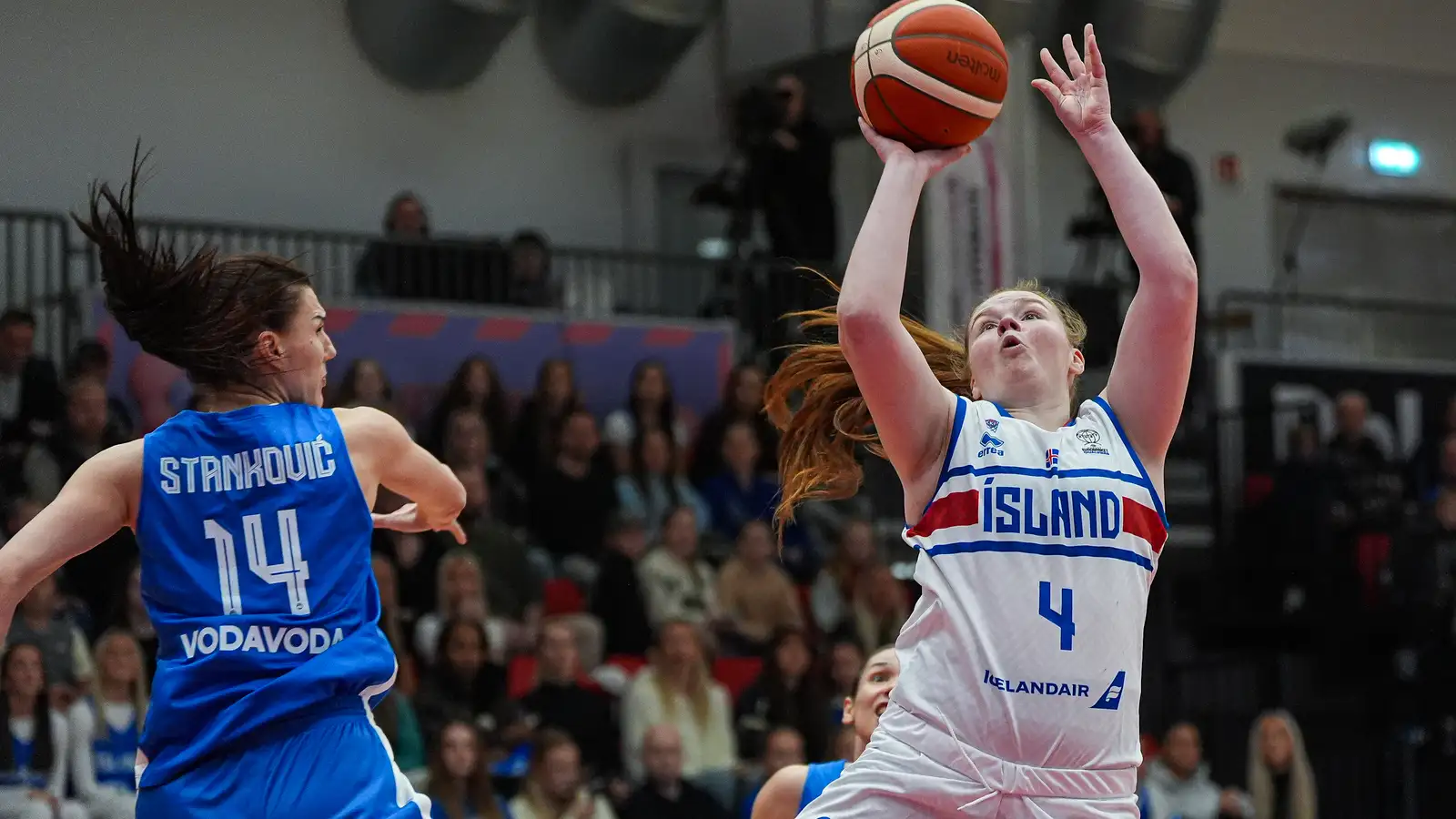 Ísland í basli með Serba á Ásvöllum