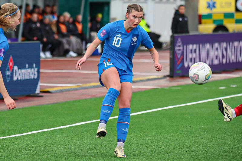 Karólína Lea Vilhjálmsdóttir í leik Íslands og Serbíu í umspili Þjóðadeildar kvenna í fótbolta.