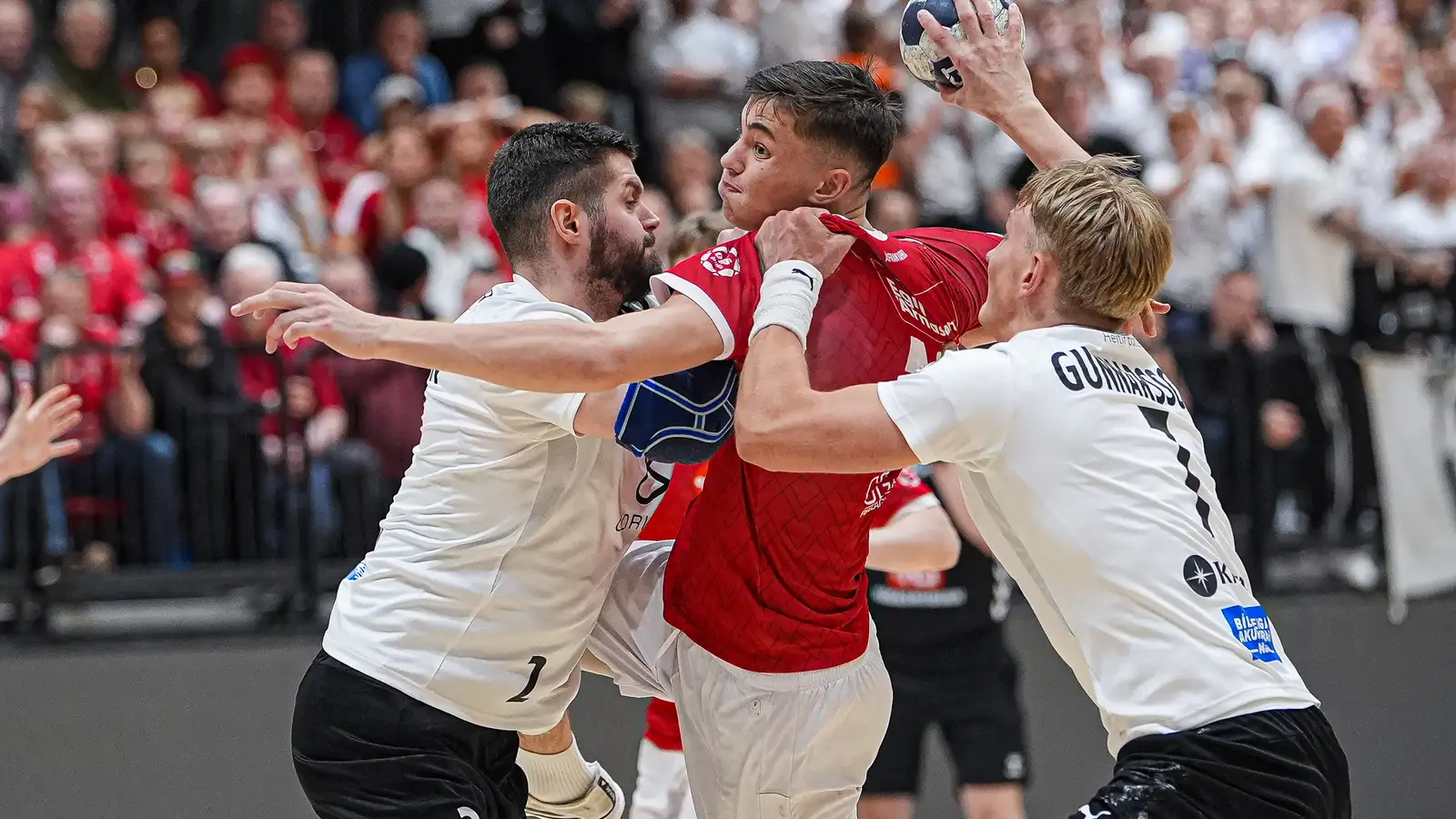 FH og Valur þoldu tap í Evrópudeildinni í handbolta