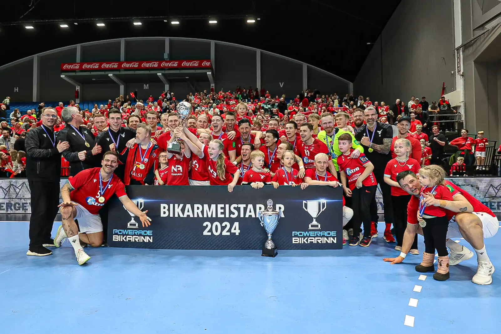 Karlalið Vals sem varð bikarmeistari í handbolta fagnar titlinum fyrir framan áhorfendur í Laugardalshöll