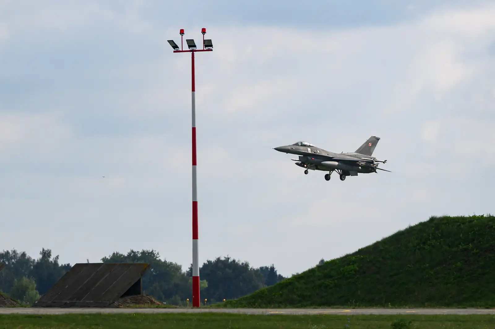 epa12369024 A Polish Air Force F-16 fighter jet is stationed at the 31st Tactical Air Base during a visit by Polish President Karol Naworcki (not pictured), Poznan - Krzesiny, Poland, 11 September 2025. The president's urgent visit to the Air base in Krzesiny is related to the violation of airspace by Russian drones.  EPA/JAKUB KARCZMARCZYK POLAND OUT
