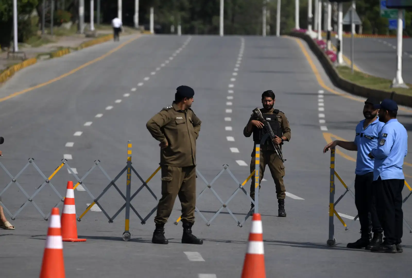epaselect epa12904150 Pakistani security officials stand guard on a road leading to the Red Zone, where most diplomatic missions and government offices are located, including the venue for the expected second round of US-Iran peace talks, in Islamabad, Pakistan, 21 April 2026. As the ceasefire deadline nears, US negotiators are returning to Islamabad for a second round of talks, despite an Iranian Foreign Ministry spokesperson stating that Tehran has no plans to participate.  EPA/SOHAIL SHAHZAD