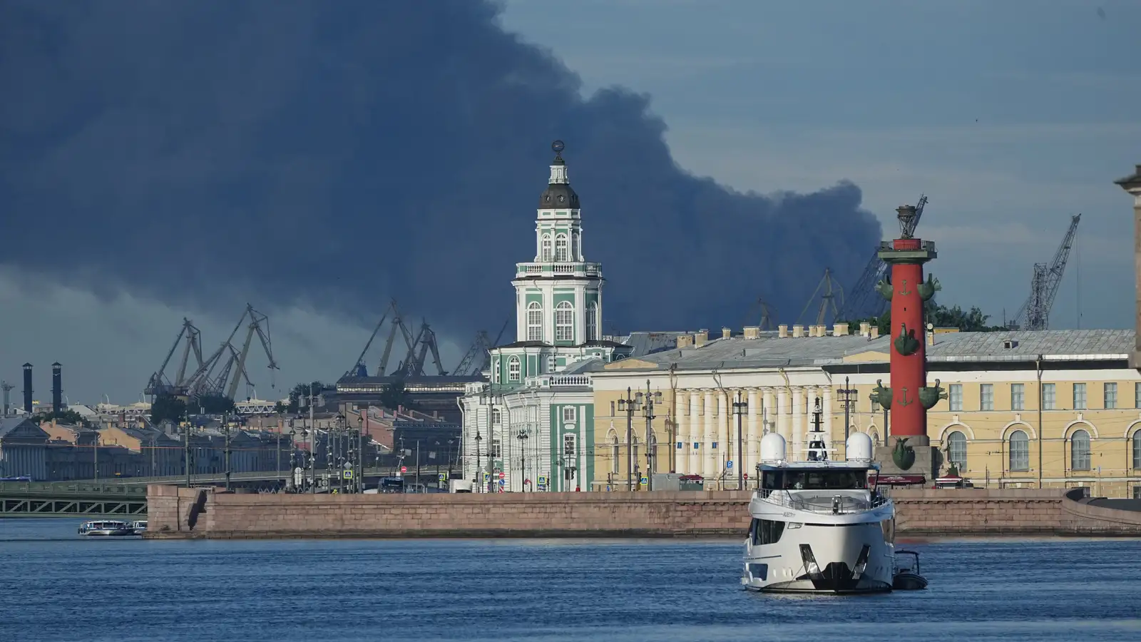 Reykur yfir Pétursborg eftir drónaárás á olíuinnviði
