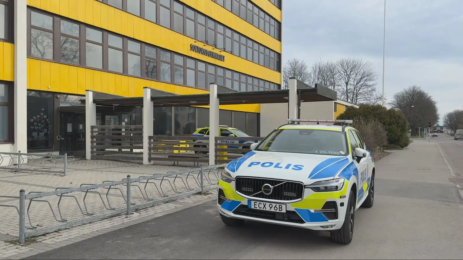 Lögreglubíll fyrir framan Soltorgsgymnasiet í Borlänge í Svíþjóð. 20 skólum í bænum hefur verið lokað vegna ofbeldishótana.
