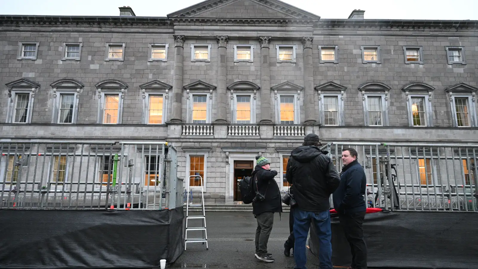 Kona á tíræðisaldri gekk 220 kílómetra leið til að mótmæla notkun Bandaríkjahers á borgaralegum flugvelli