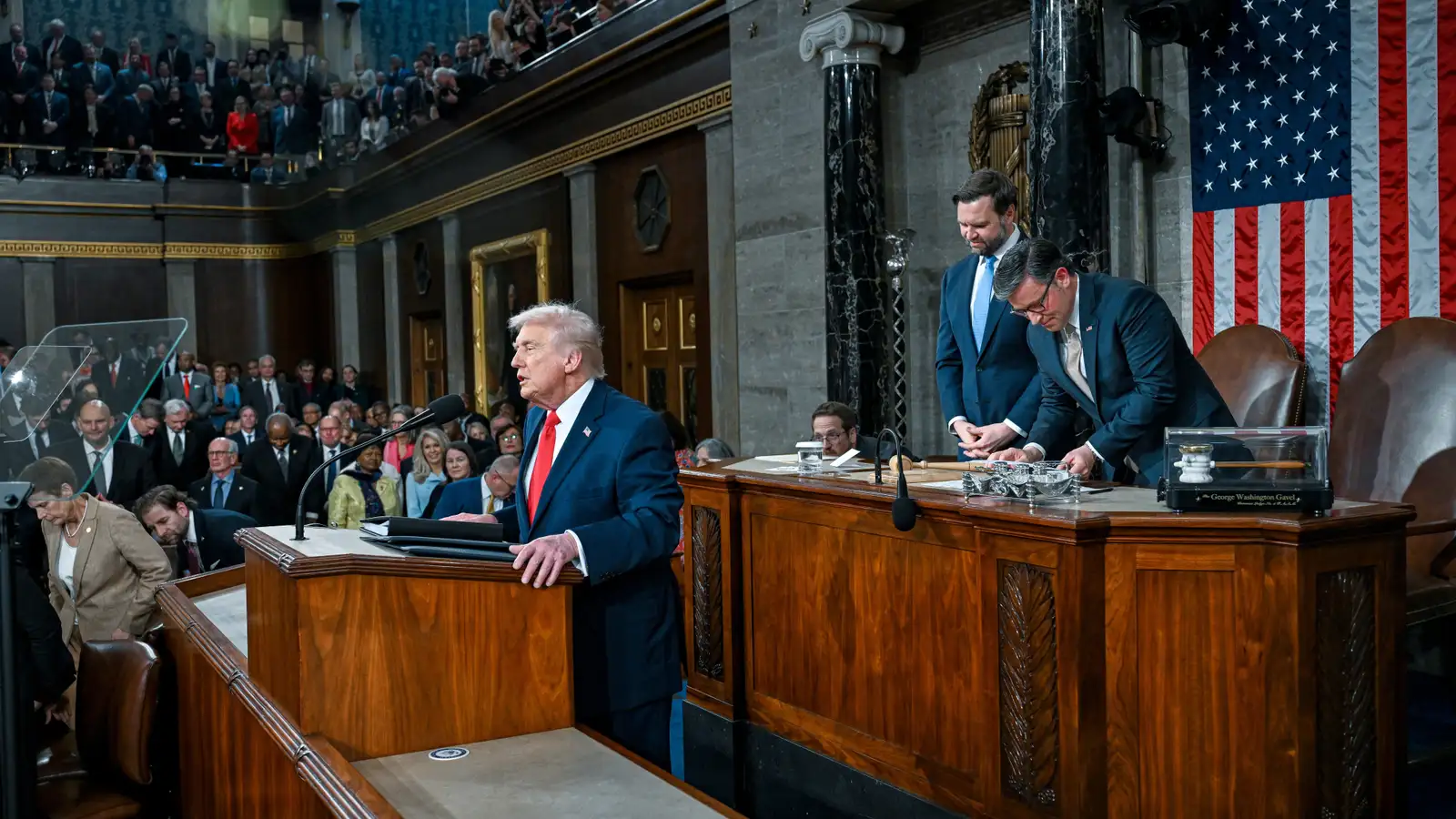 Efnahagsmál, innflytjendamál og öryggismál efst á baugi Trumps