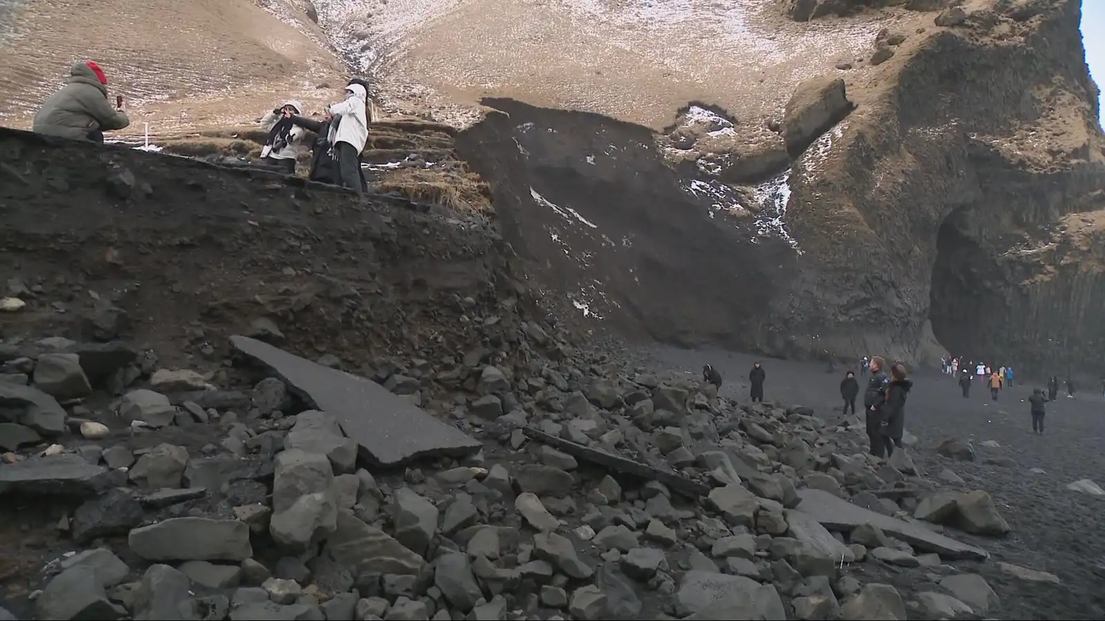 Stórt skarð í hlíðinni og sjór flæddi yfir bílastæðið