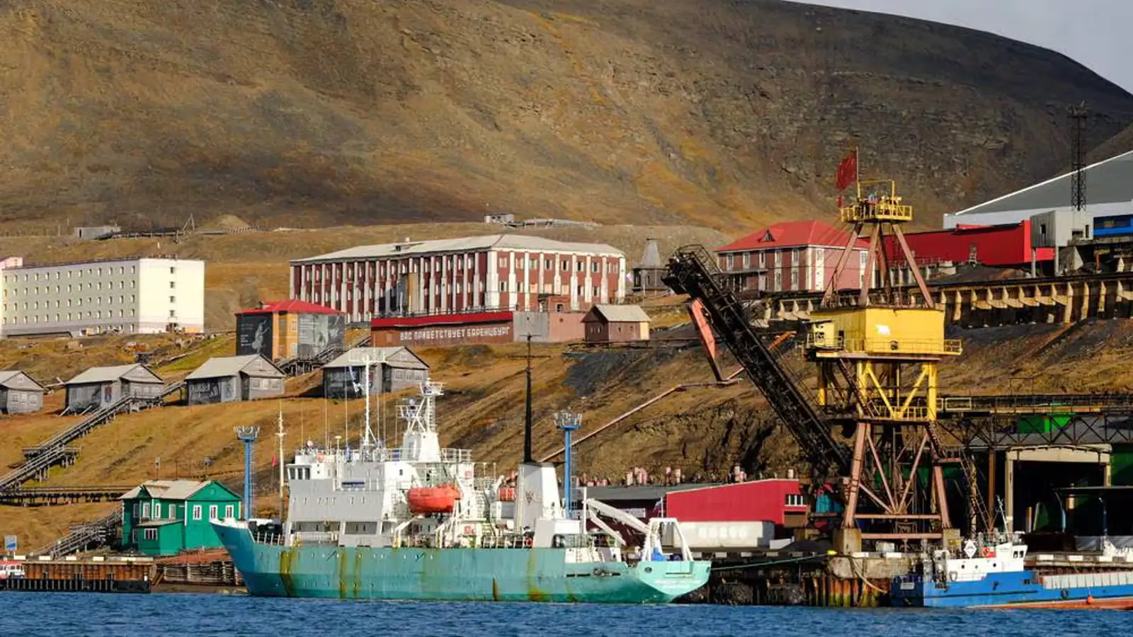 Krefjast þess að skip afhent og kölluðu sendiherra Noregs á teppið
