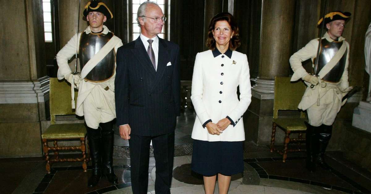 https://myndir.ruv.is/eyJidWNrZXQiOiAicnV2LXByb2QtcnV2aXMtcHVibGljIiwgImtleSI6ICJtZWRpYS9wdWJsaWMvb3JpZ2luYWxfaW1hZ2VzL1N3ZWRpc2hfS2luZ19DYXJsX1hWSV9HdXN0YWZfQy1MX3Bvc2VzX3RvZ2V0aGVyX3dpdGhfUXVlZW5fU2lsdmlhIiwgImVkaXRzIjogeyJ0b0Zvcm1hdCI6ICJqcGVnIiwgImpwZWciOiB7InF1YWxpdHkiOiA2MH0sICJyZXNpemUiOiB7IndpZHRoIjogIjEyMDAiLCAiZml0IjogImNvdmVyIiwgImhlaWdodCI6ICI2MzAifX19