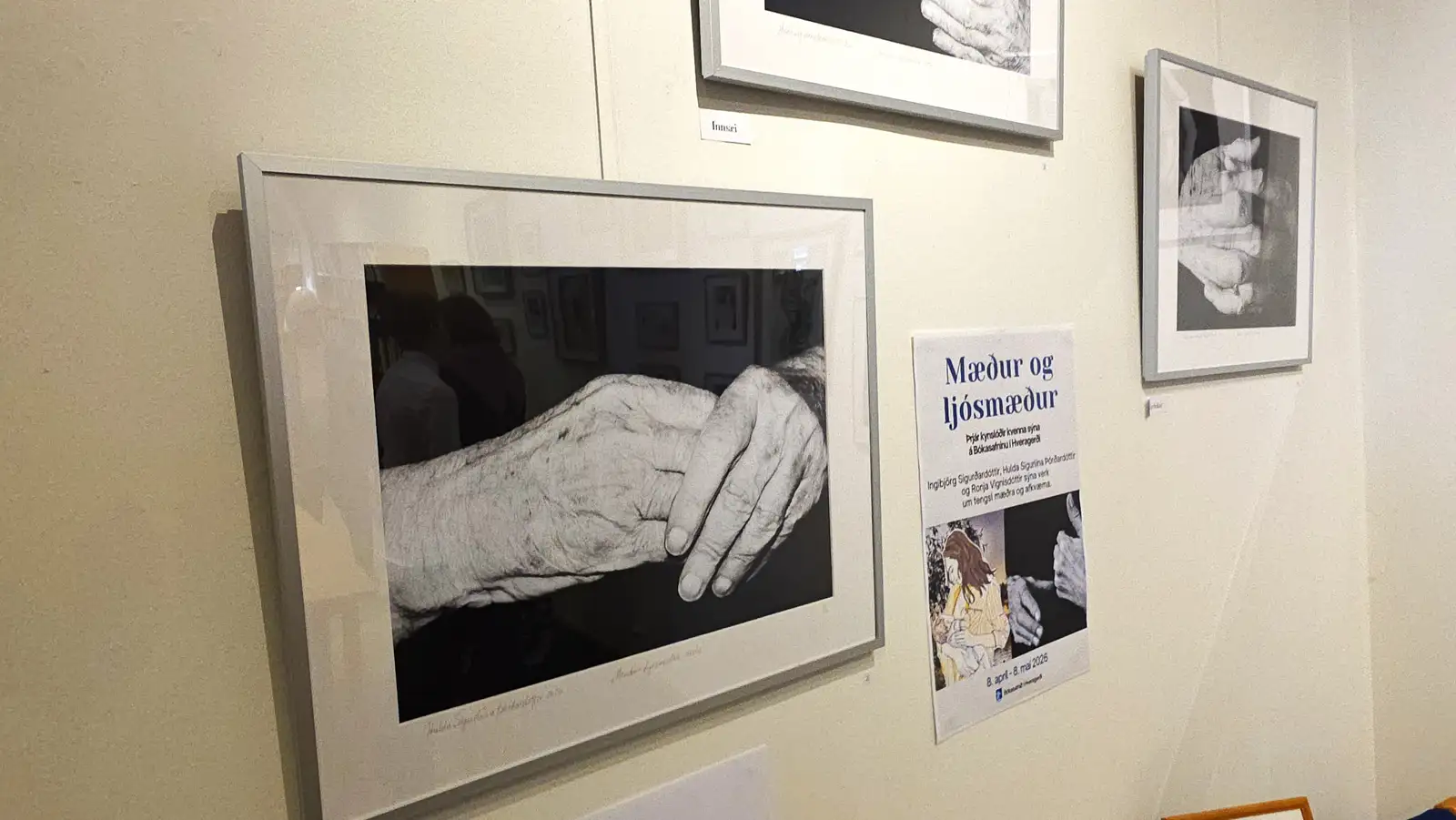 Myndir frá listasýningu á Hveragerði. Þarna sýndu þrjár kynslóðir listakvenna, Hulda Sigurlína Þórðardóttir, Ronja Vignisdóttir og Ingibjörg Sigurðardóttir.