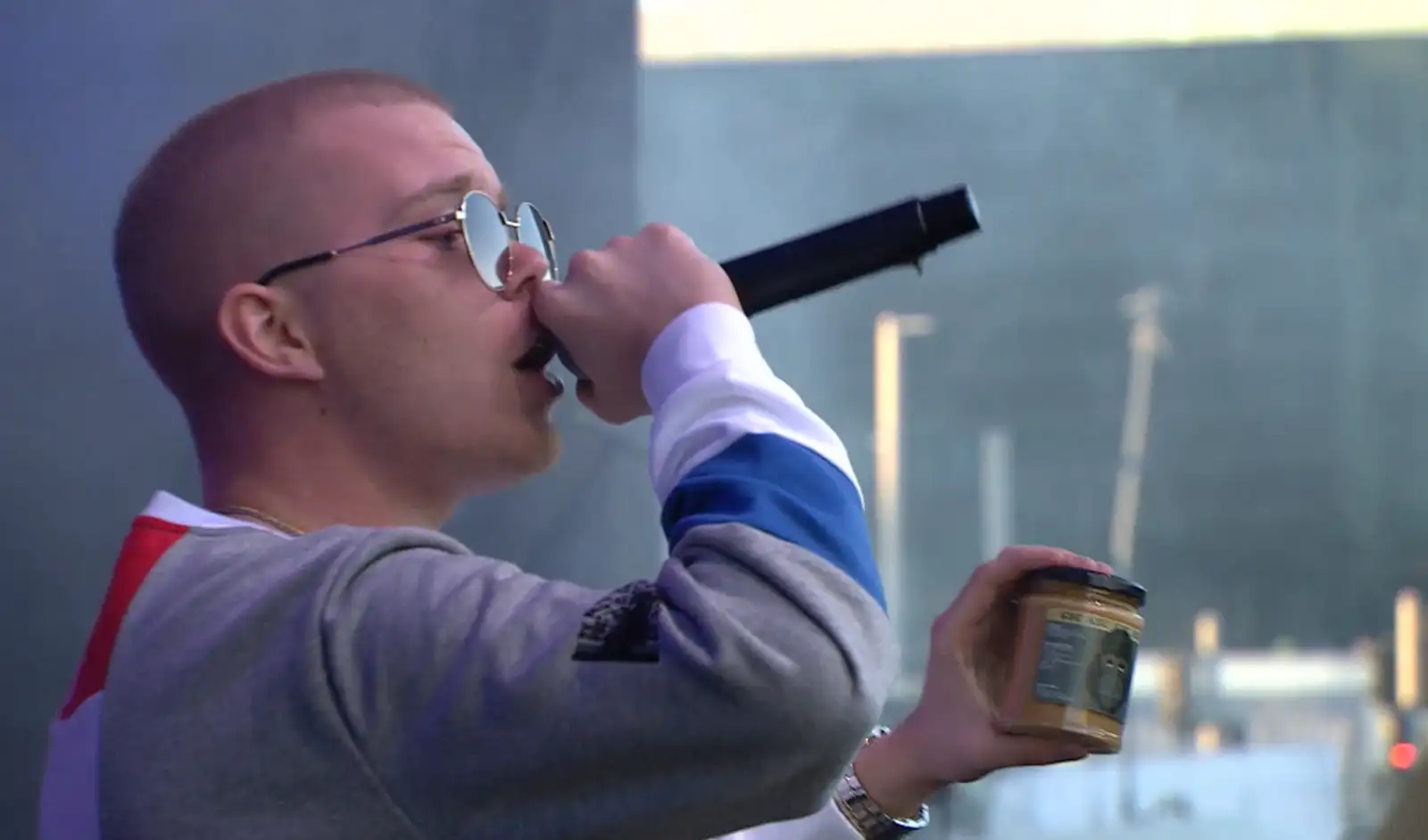 Skjáskot frá Tónaflóði Rásar 2 2018. Herra Hnetusmjör flytur lagið Upp til hópa.