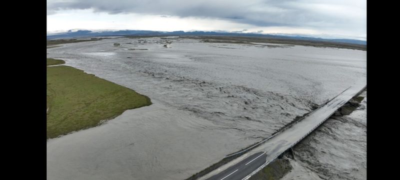 In fuga da Mýrdalsjökull. Al ponte sul fiume Skálm.