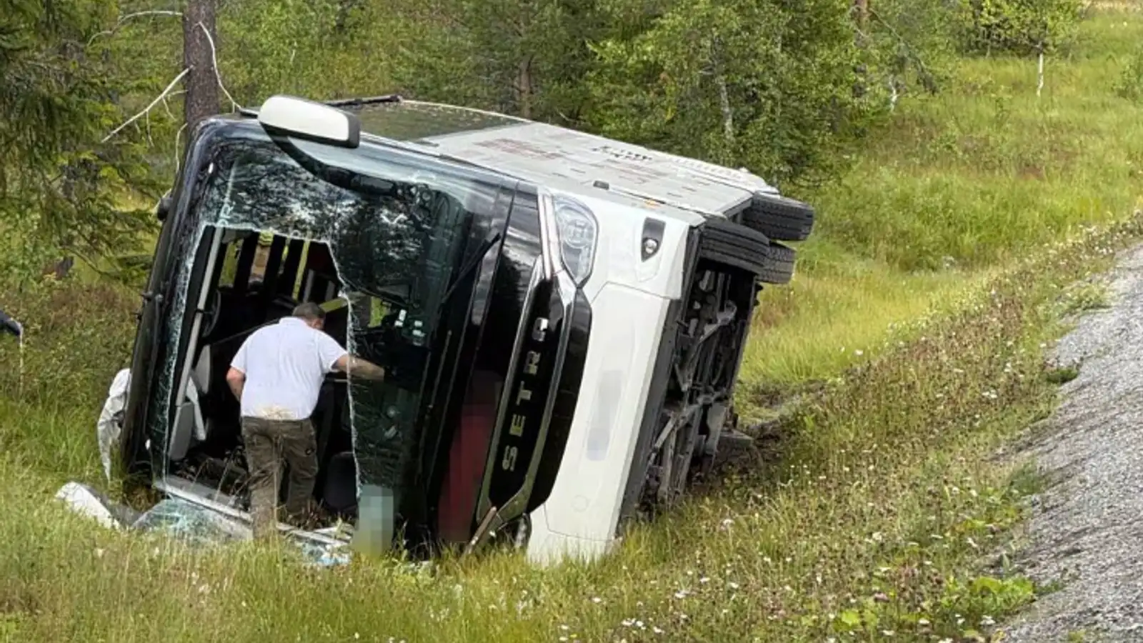 Rútuvelta í Noregi – Vitni brutu sér leið inn með hamri
