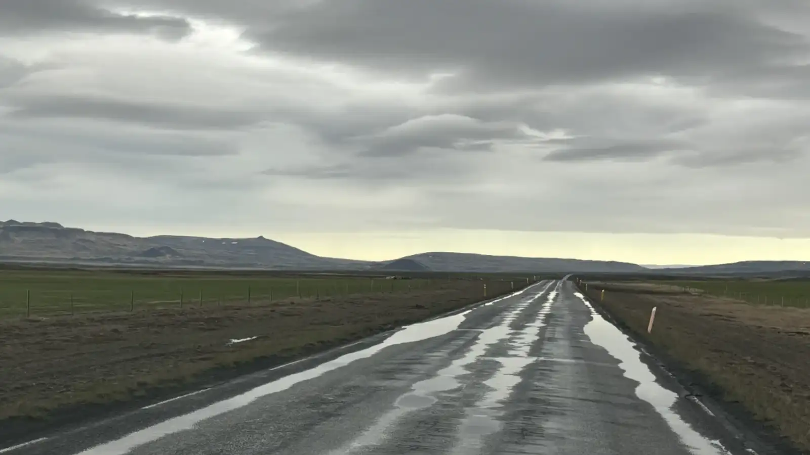 Vegurinn aftur orðinn holóttur þremur dögum eftir klæðningu
