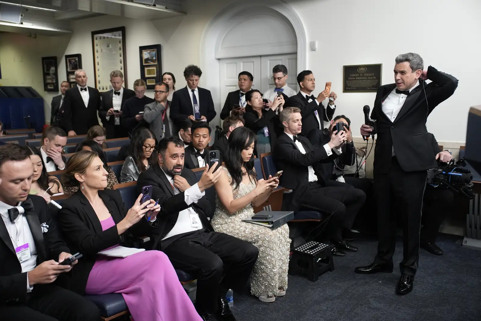 epa12914459 Reporters gather in the White House press briefing room before US President Donald J. Trump makes remarks after shots were fired at the White House Correspondents’ Association Dinner in Washington, DC, 25 April 2026.  EPA/Yuri Gripas / POOL