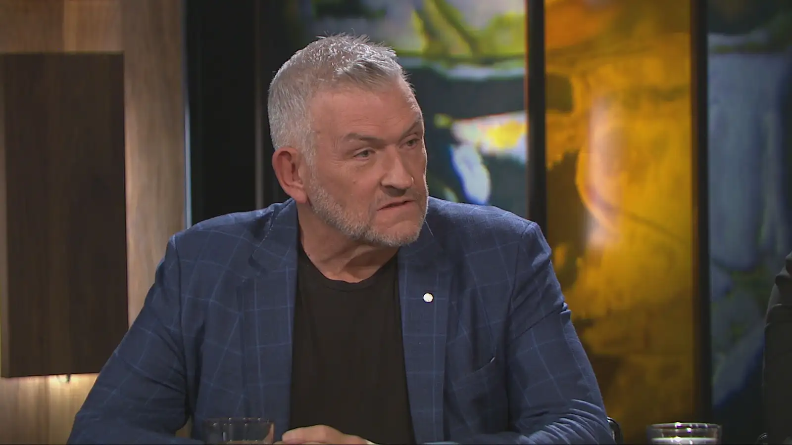 Telur hluthafa komna með nóg af því að greiða með rekstrinum
