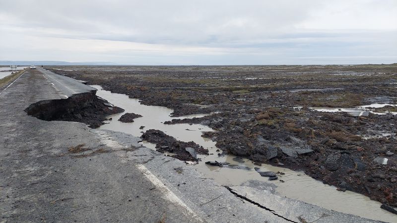 Schäden an der Ringstraße nach einem Rutsch vom Mýrdalsjökull. Man sieht, dass die Straße stark unterspült wurde, nachdem Wasser darüber geflossen ist.