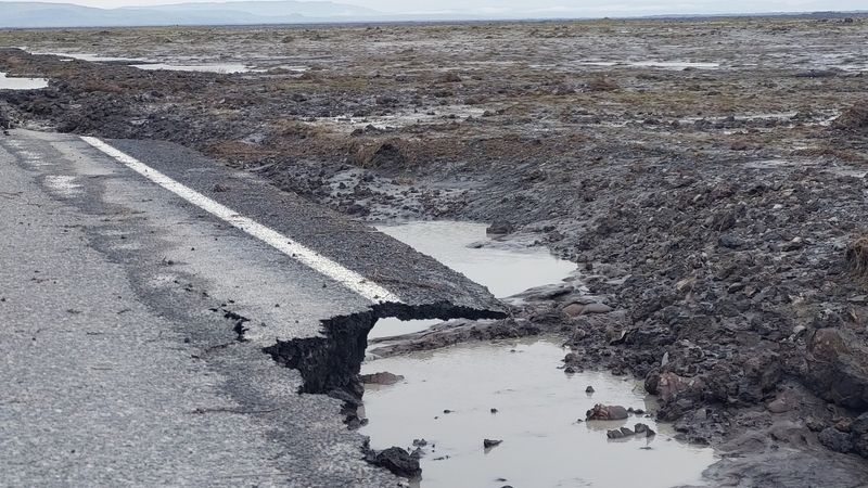 Schäden an der Ringstraße nach einem Rutsch vom Mýrdalsjökull. Man sieht, dass die Straße stark unterspült wurde, nachdem Wasser darüber geflossen ist.