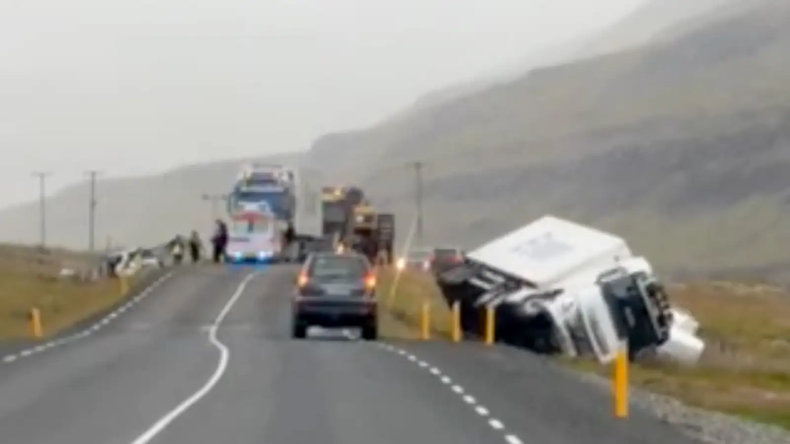 Betur fór en á horfðist þegar jeppa var ekið framan á vöruflutningabíl