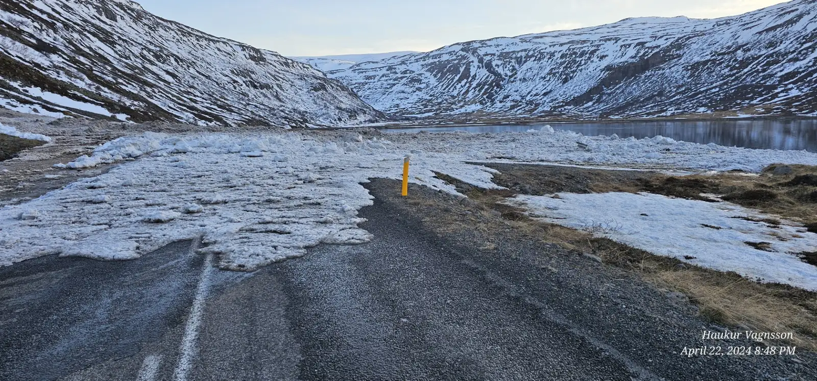 Snjóflóð féll á veginn um Hestfjörð í Ísafjarðardjúpi að kvöldi 22. apríl 2022. Fjöldi ökumanna þurfti að bíða í bílum sínum eftir að snjómoksturtæki var sótt og athafnaði sig. Sjónarvottur segir flóðið hafa verið kröftugt, um 50 metra breitt og allt að tveggja metra djúpt. Það rann út í sjó.