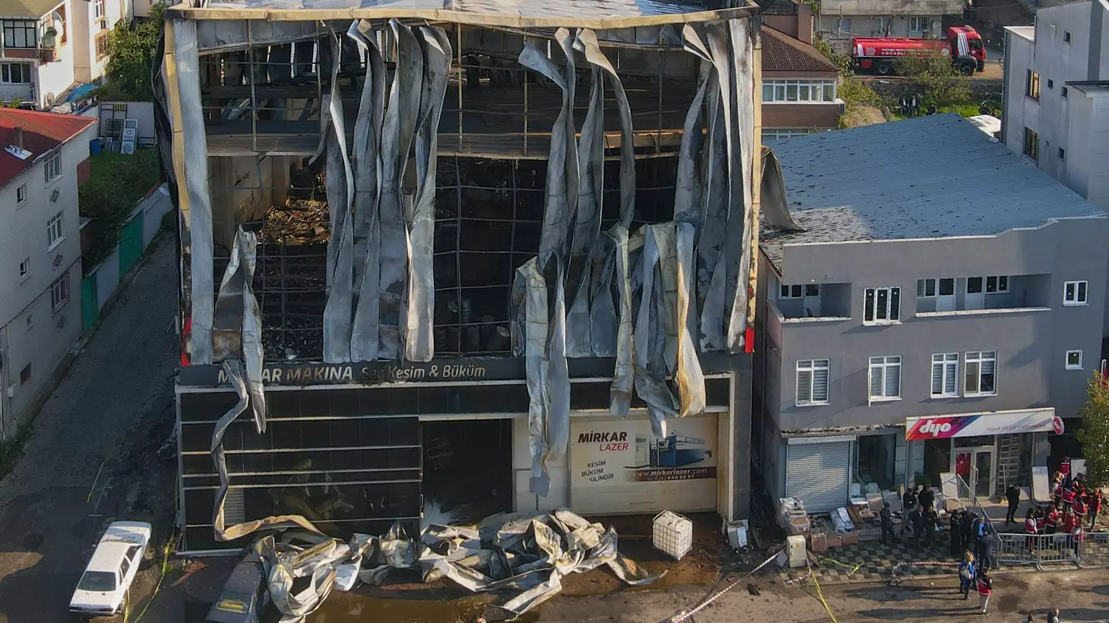 Sex látin eftir eld í ilmvatnsgeymslu