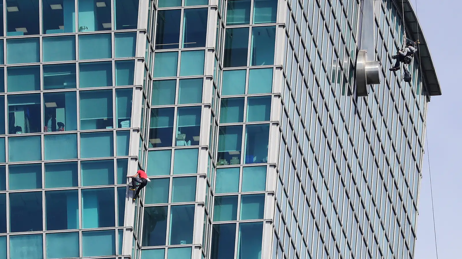 Kleif 500 metra skýjaklúf án öryggisbúnaðar