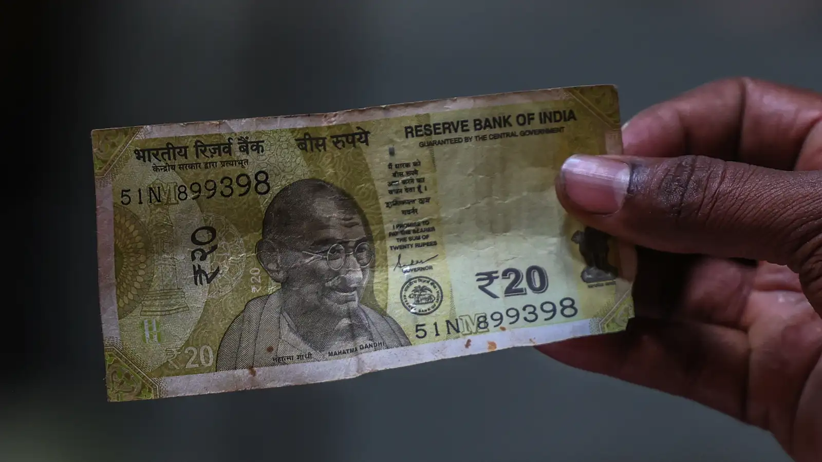 Mætti með lík systur sinnar í bankann til að taka fé út af reikningi hennar