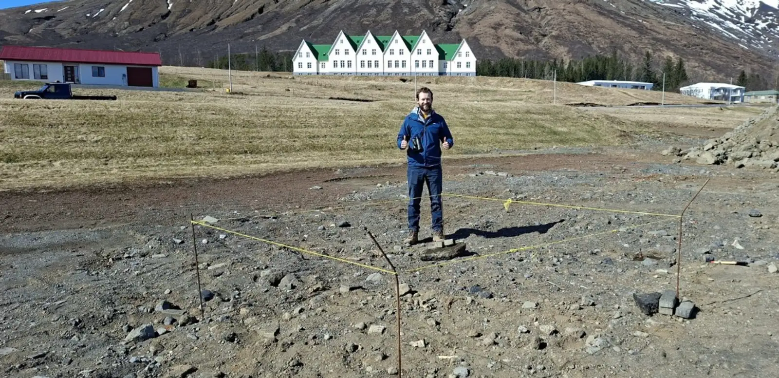 Henry Stevens, sem er Fulbright- vísindamaður frá USA við girðingu sem girðir af tjaldshreiður.