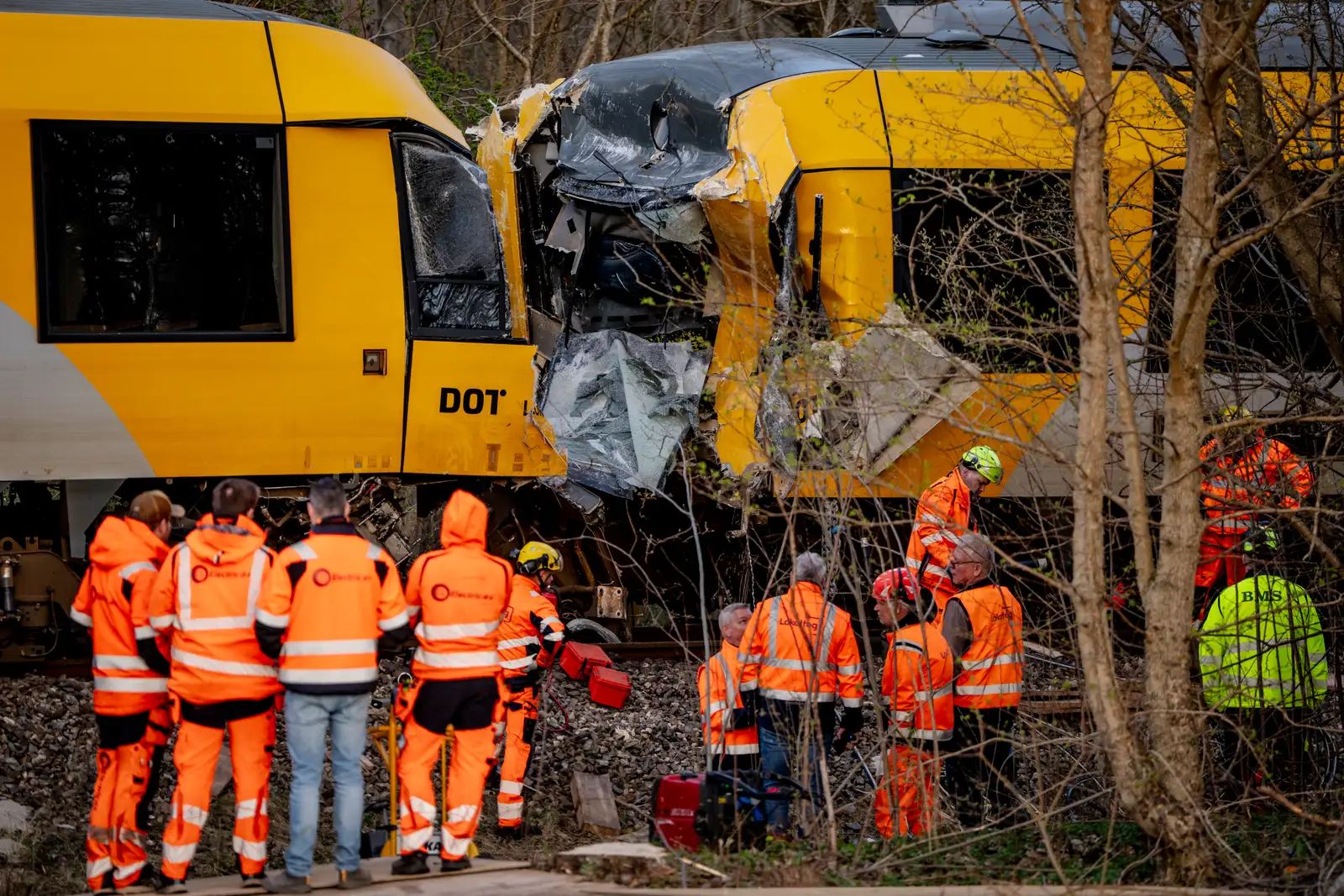epaselect epa12910041 Emergency personnel work at the scene of a head-on collision between two local trains on the Gribskov Line near Hilleroed, Denmark, 23 April 2026. At least 18 people were injured when the commuter trains crashed, according to local police.  EPA/MADS CLAUS RASMUSSEN DENMARK OUT