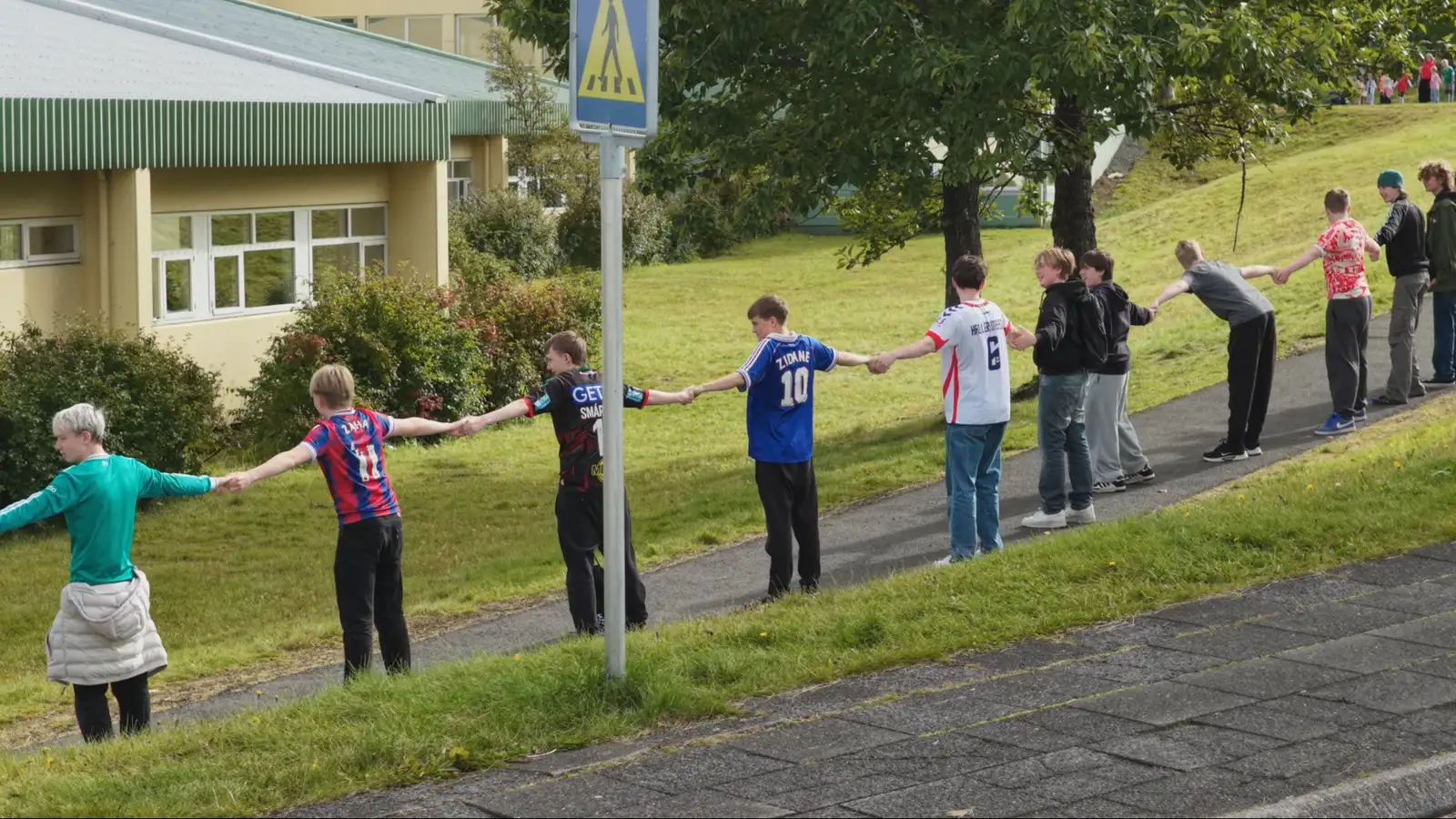 Treyjudagurinn: Mynduðu hring í kringum Öldutúnsskóla