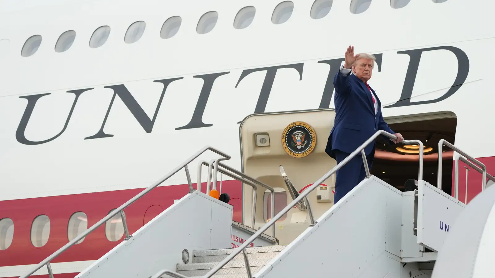 Vinsældir Trumps halda áfram að dala