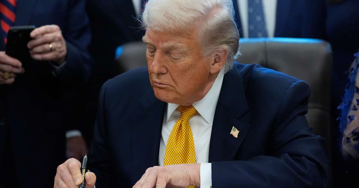 https://myndir.ruv.is/eyJidWNrZXQiOiAicnV2LXByb2QtcnV2aXMtcHVibGljIiwgImtleSI6ICJtZWRpYS9wdWJsaWMvb3JpZ2luYWxfaW1hZ2VzL1RydW1wX0ZqMXpJTlIiLCAiZWRpdHMiOiB7InRvRm9ybWF0IjogImpwZWciLCAianBlZyI6IHsicXVhbGl0eSI6IDYwfSwgInJlc2l6ZSI6IHsid2lkdGgiOiAiMTIwMCIsICJmaXQiOiAiY292ZXIiLCAiaGVpZ2h0IjogIjYzMCJ9fX0=
