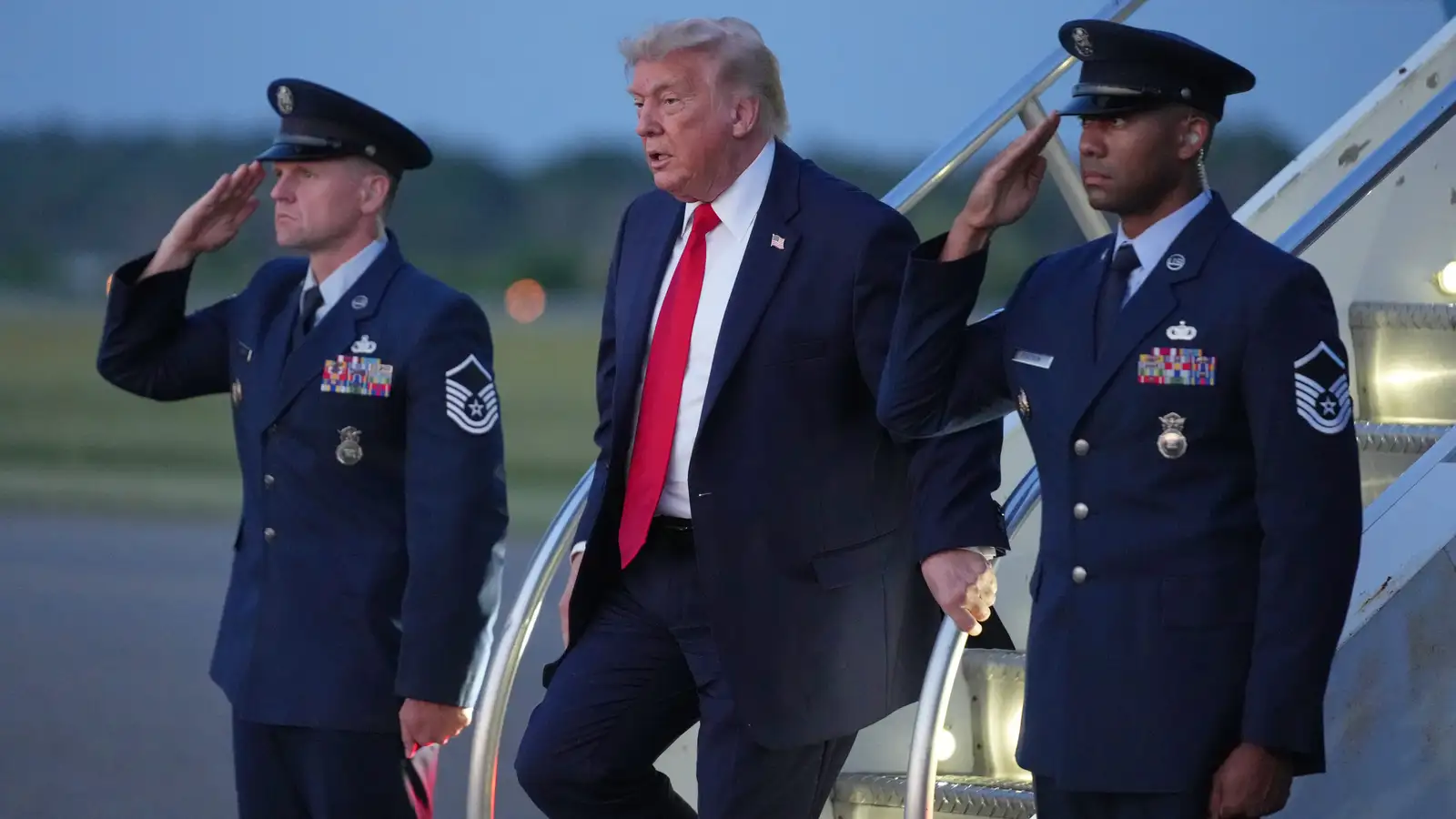 Trump skipar Netanjahú að svara ekki árásum Írana