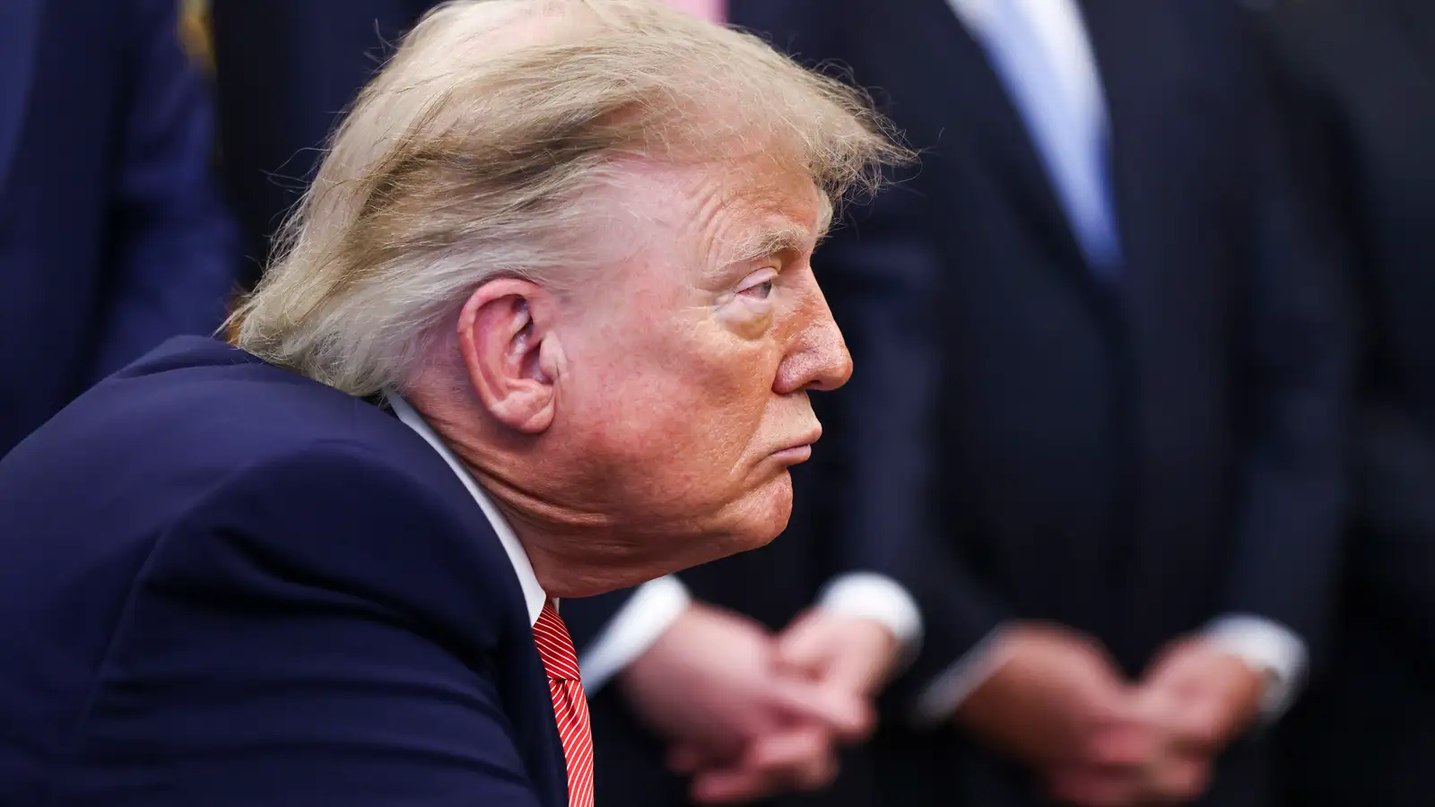 Dómari gerir Trump að bera vitni undir eiðstaf