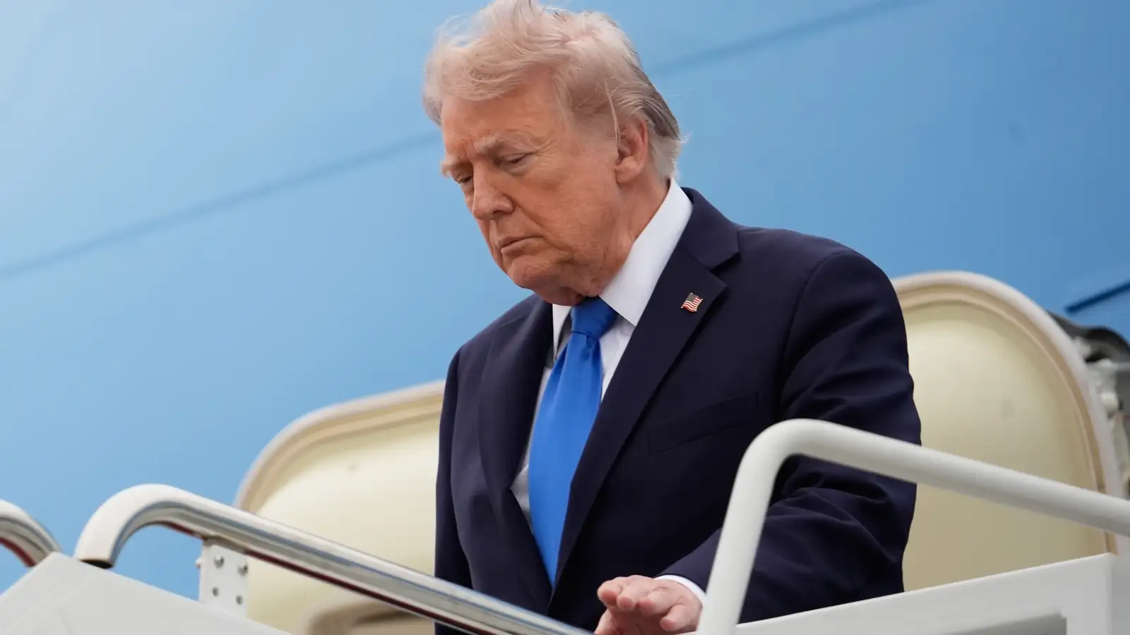 Trump fluttur burt í skyndi þegar skothvellir heyrðust