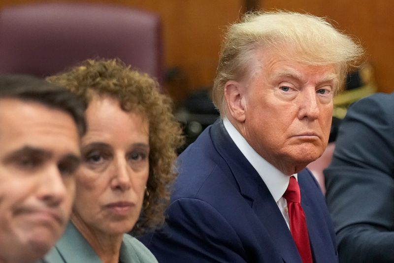 Donald Trum í dómsal með lögmönnum sínum í New York