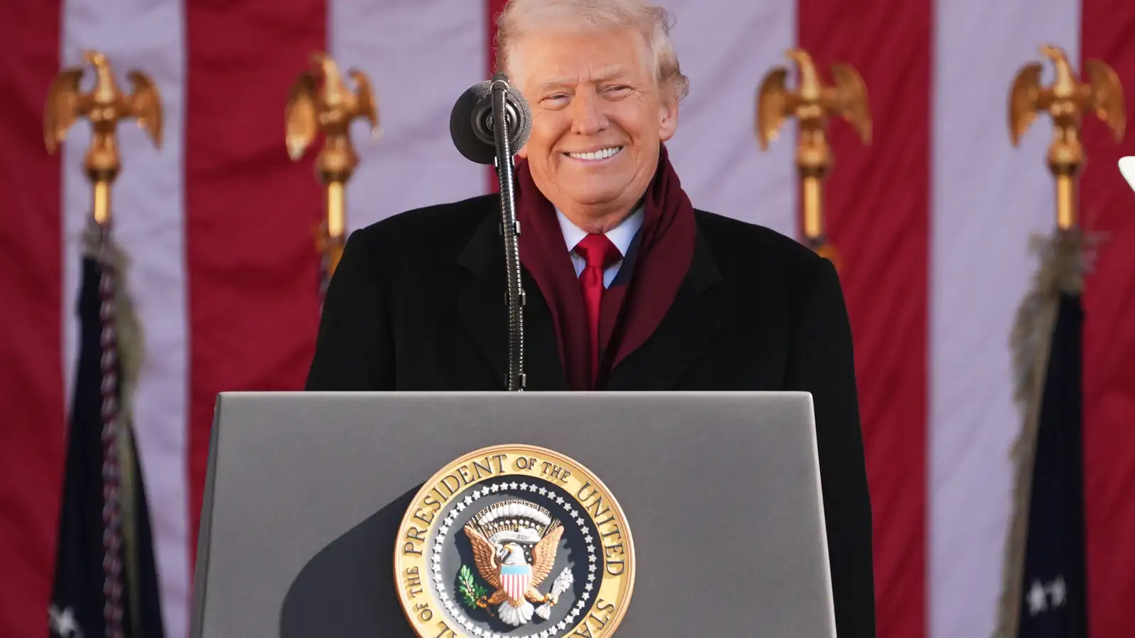 Trump í Epstein-skjölunum: „Hún varði klukkustundum með honum heima hjá mér“