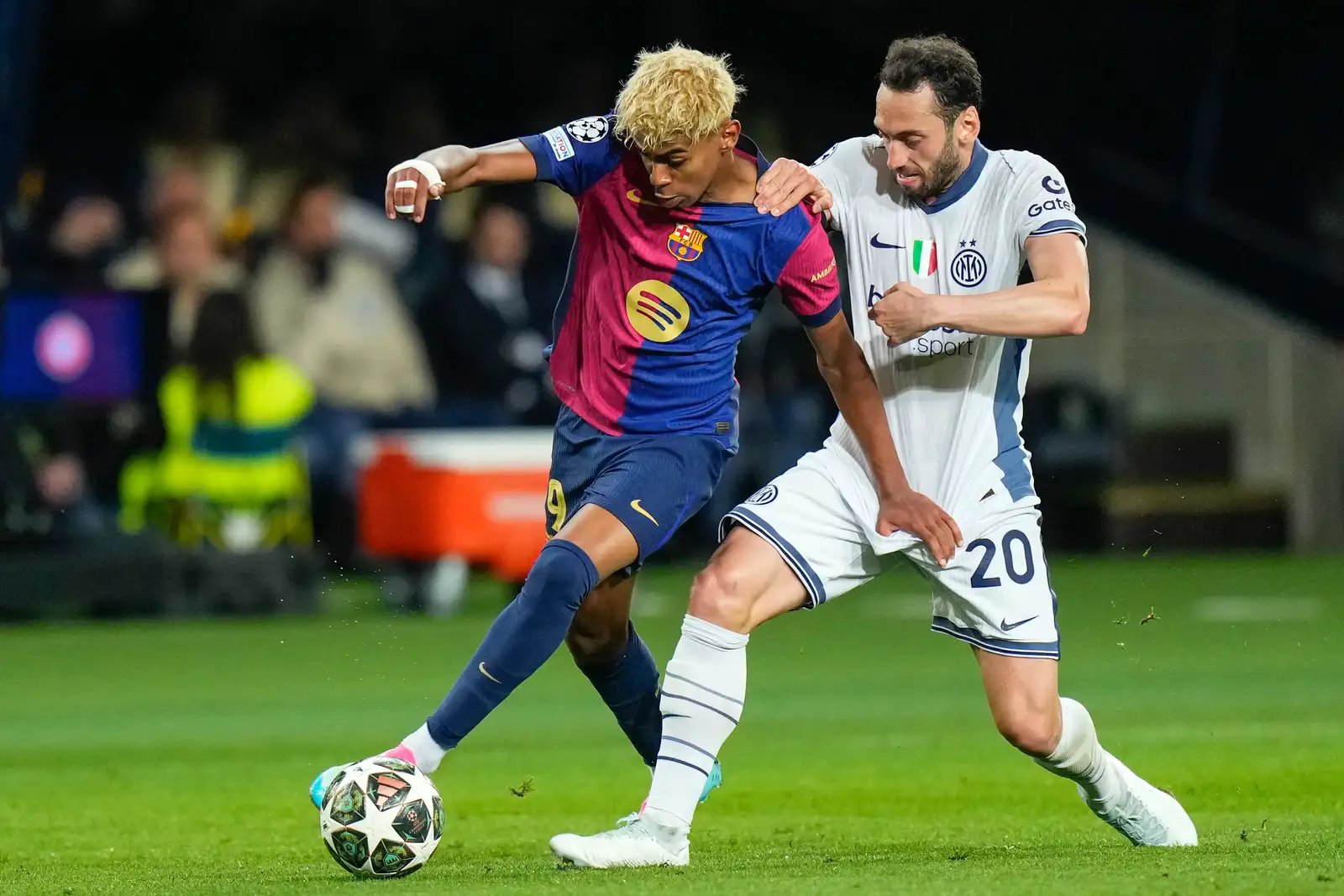 epa12066046 FC Barcelona's Lamine Yamal (L) in action against Inter's Hakan Calhanoglu during the UEFA Champions League semifinal first leg soccer match between FC Barcelona and Inter Milan, in Barcelona, Catalonia, Spain, 30 April 2025.  EPA-EFE/SIU WU