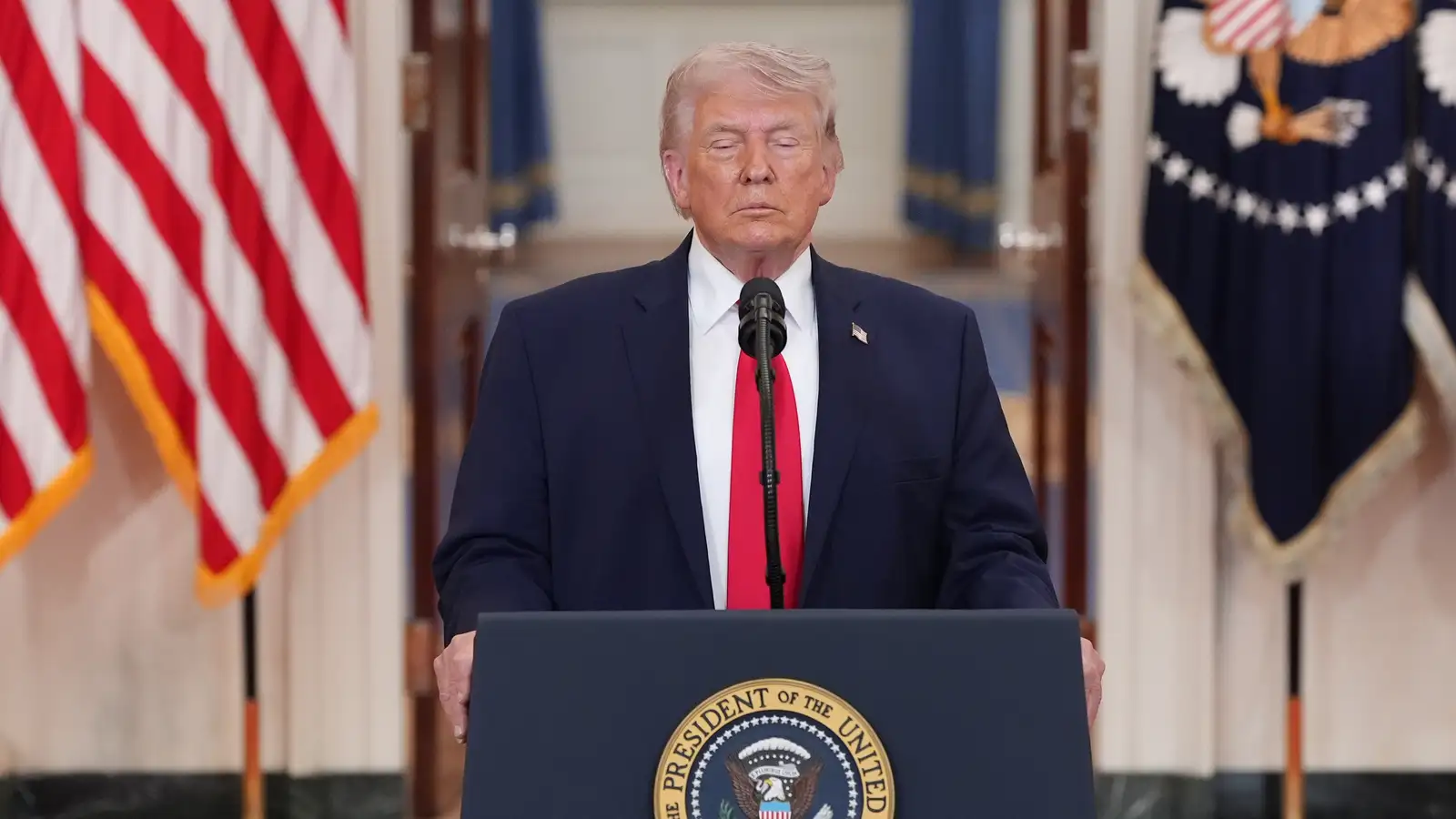 Trump ítrekar áframhaldandi árásir sem færi Íran aftur til steinaldar