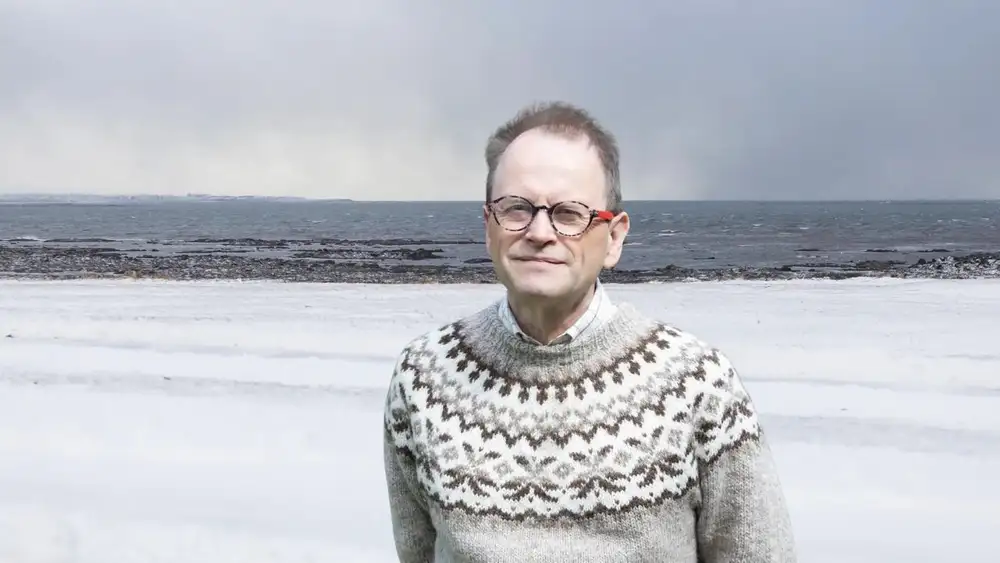 Loftslagsfræðingur segir að rannsaka verði áhrif af hruni hafstrauma nærri Íslandi. Ný rannsókn sýnir að slíkt hrun sé líklegra en áður var talið. Samsett mynd af kaldri strönd að vetri til og Halldór Björnsson, fagstjóri veðurs og loftslags á Veðurstofu Íslands, í forgrunni.