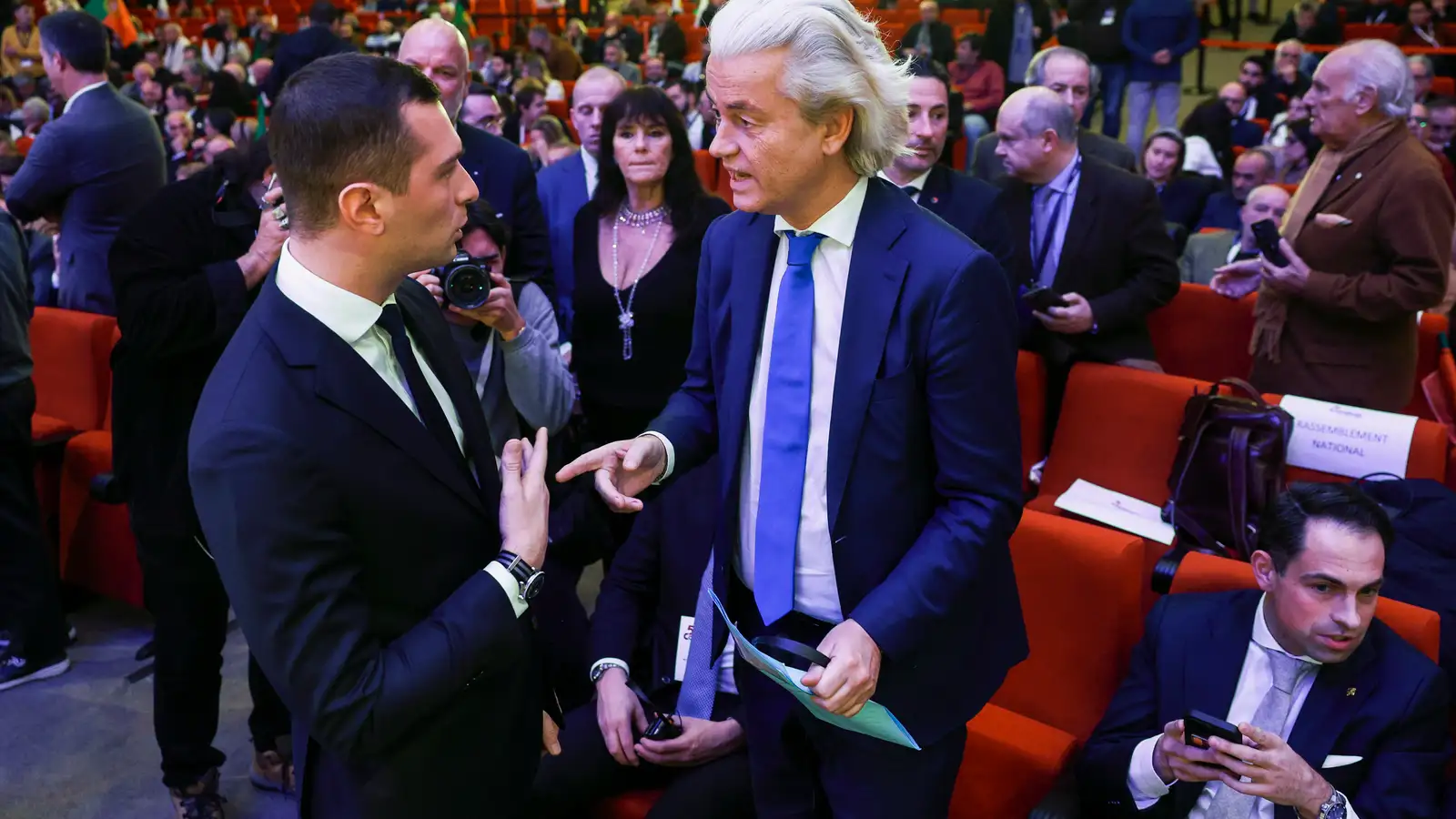 Flokkar yst til hægri koma saman í Mílanó í dag