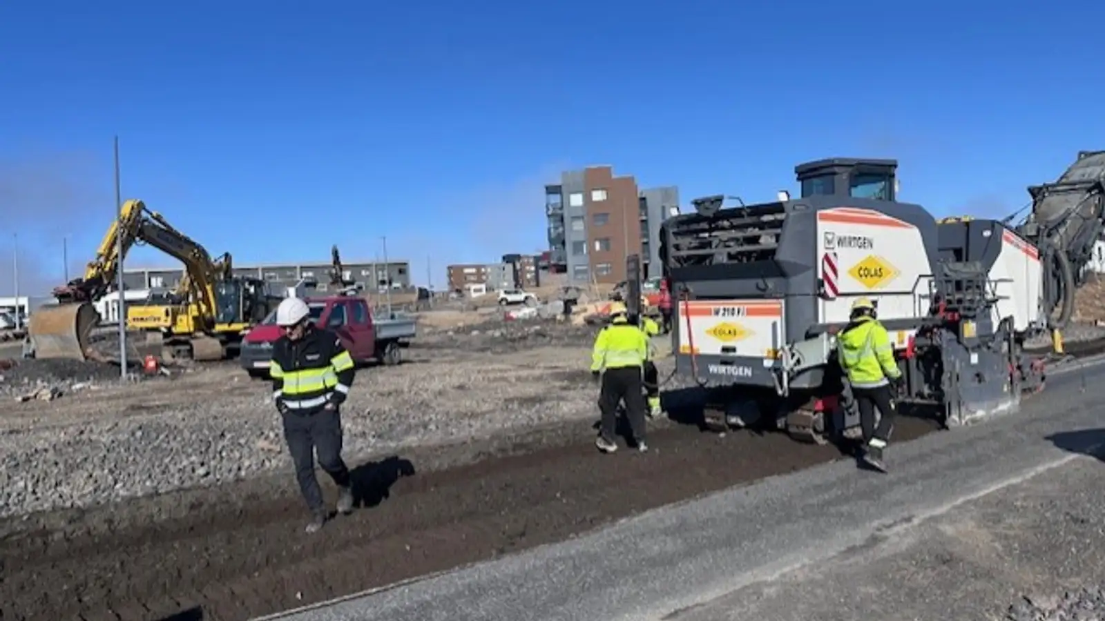 80 ára vegur fær þúsund tonn af malbiki og hringtorg