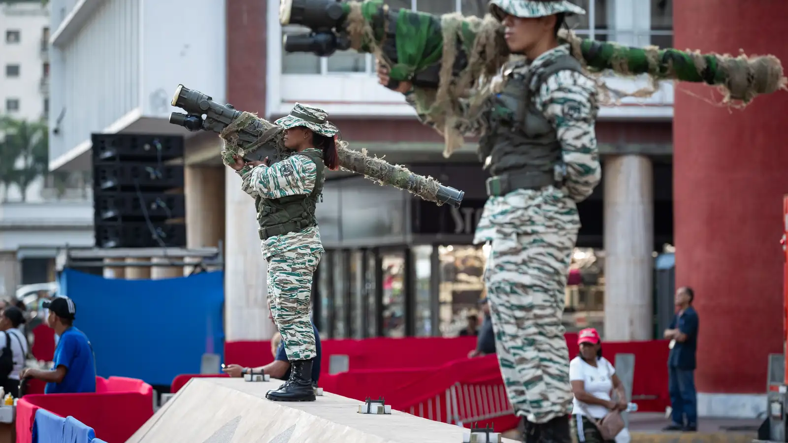 Aukinn viðbúnaður í lofti, láði og á legi vegna hernaðaraðgerða Bandaríkjanna