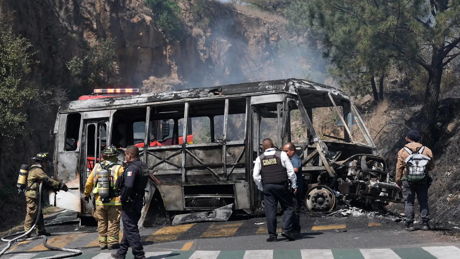 Loka vegum með brennandi bílum