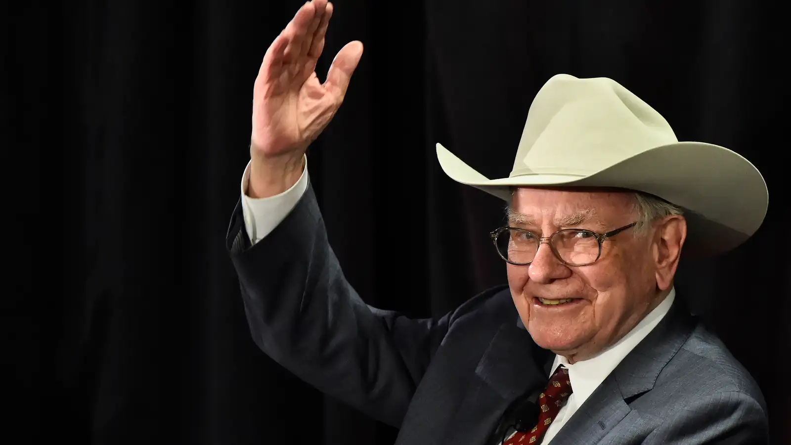 Warren Buffett stígur til hliðar