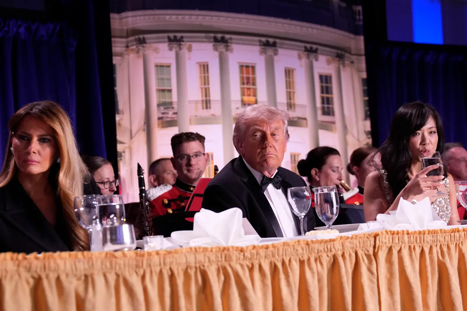 epa12914333 US President Donald Trump (C) and First Lady Melania Trump (L) participate in the White House Correspondents' Association Dinner in Washington, DC, USA, 25 April 2026.  EPA/Yuri Gripas / POOL
